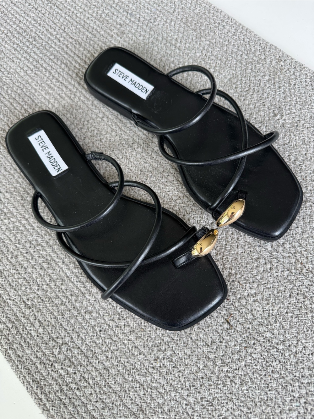 Steve Madden Anine Black Gold Toe Ring Slides Sandals Size 8.5 - Picture 3 of 8